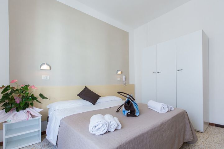 Room 10 of 33