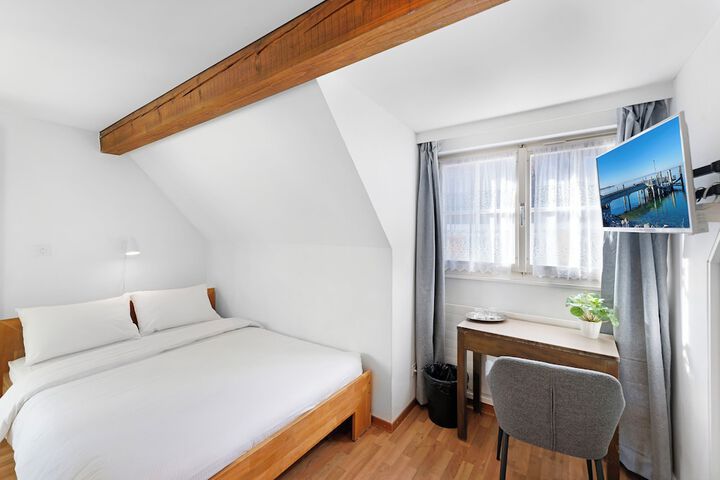 Room 3 of 62