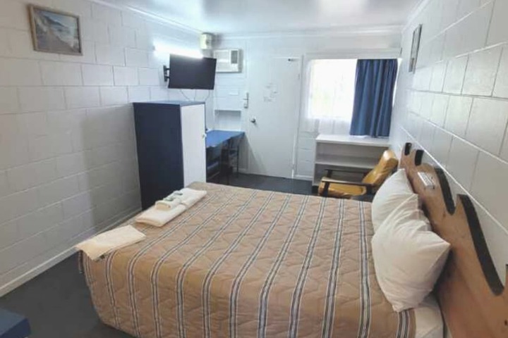 Room 8 of 18