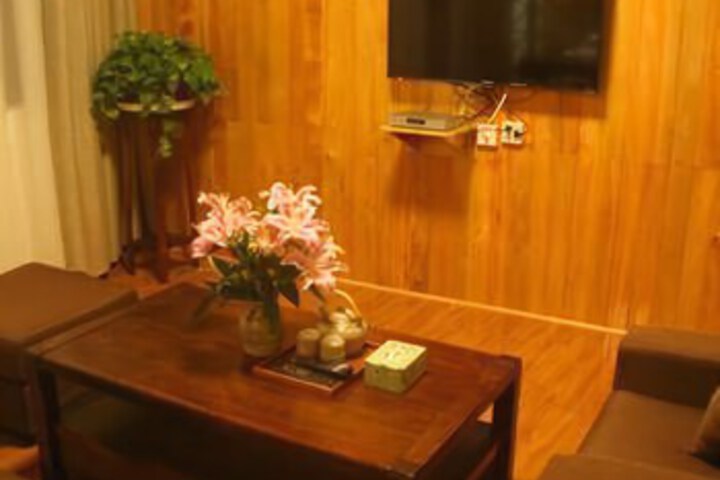 Room 4 of 8