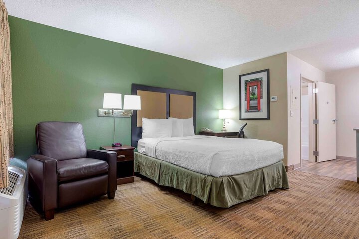 Queen Bed Kitchen (6 of 6)