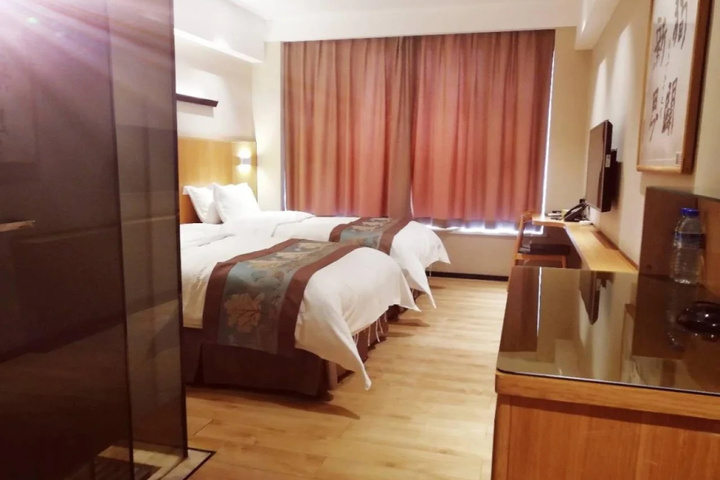 Room 5 of 8