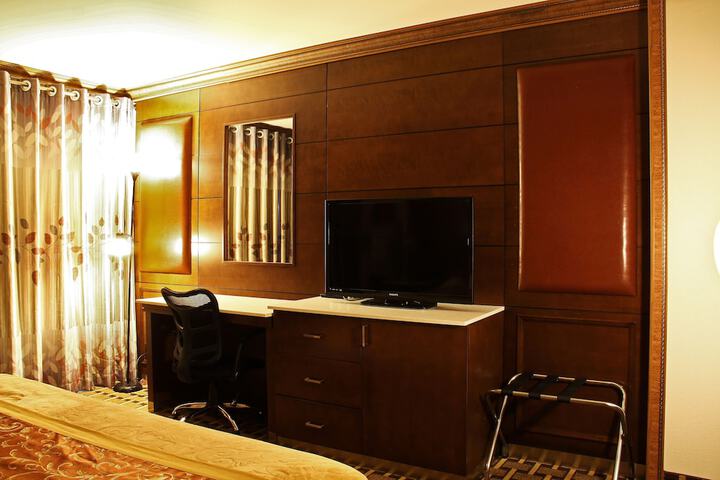 Luxury King Bed (5 of 8)