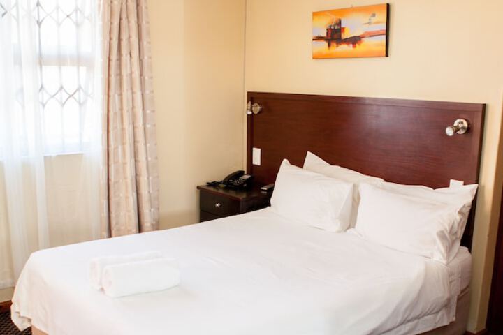 Room 6 of 28