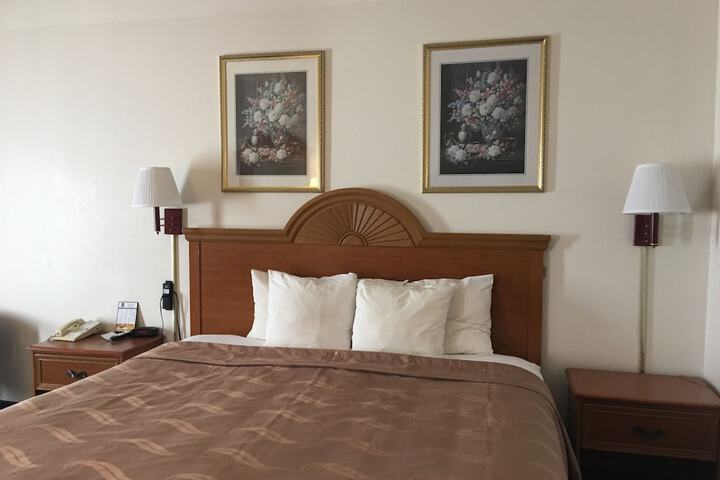 1 King Bed (4 of 19)