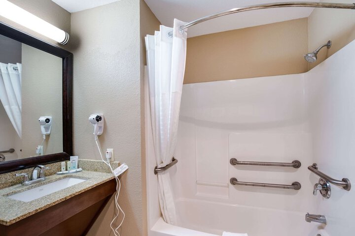 Queen Bed Accessible (9 of 13)