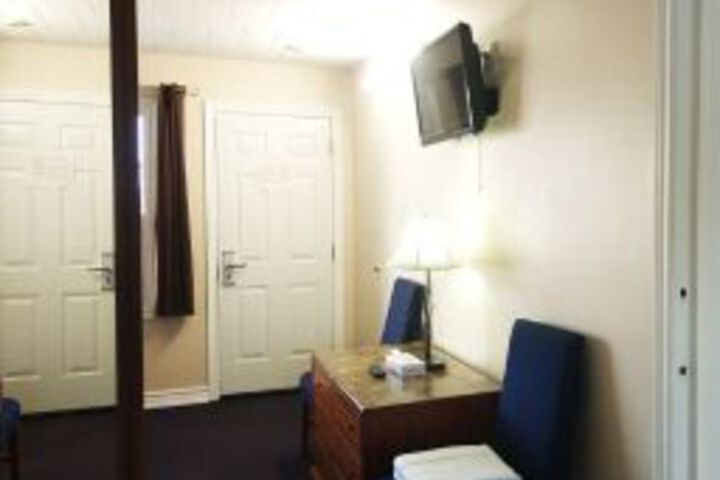 Joys Inn Niagara Falls in Niagara Falls, ON