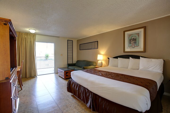 Standard Single King Bed Mountain View Corner (2 of 2)