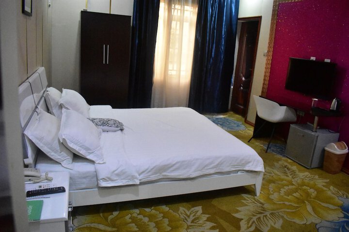 Room 8 of 38
