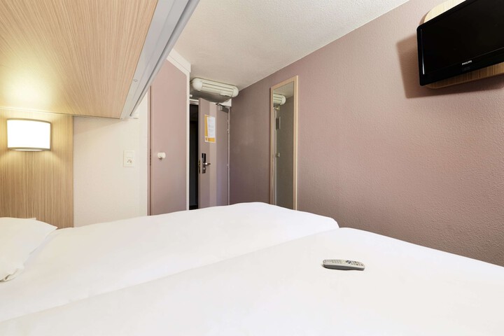 Room 11 of 28