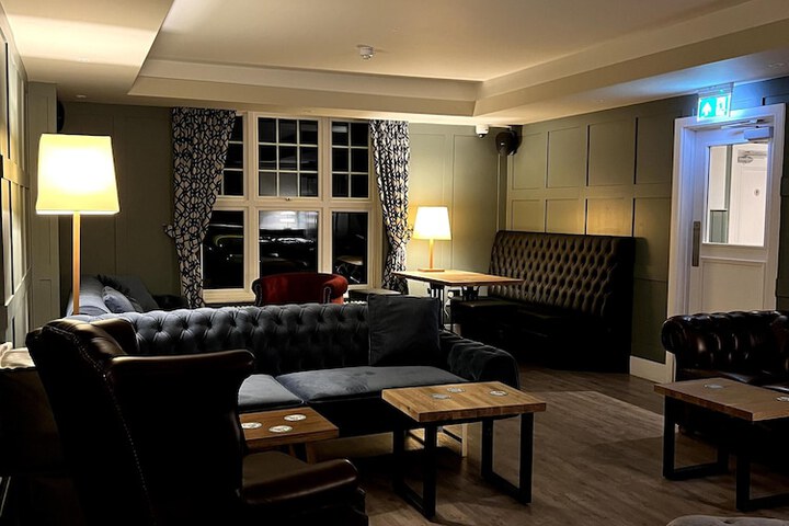 Lounge 39 of 44