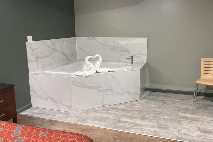 1 King Bed (3 of 4)