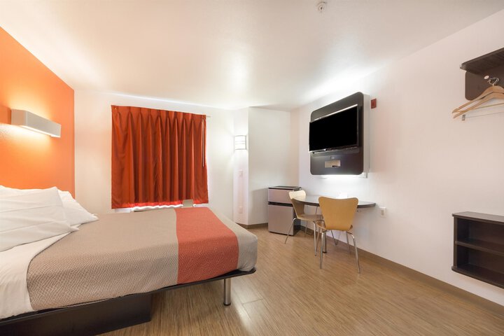 1 Queen Bed (5 of 8)
