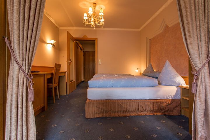 Room 11 of 37