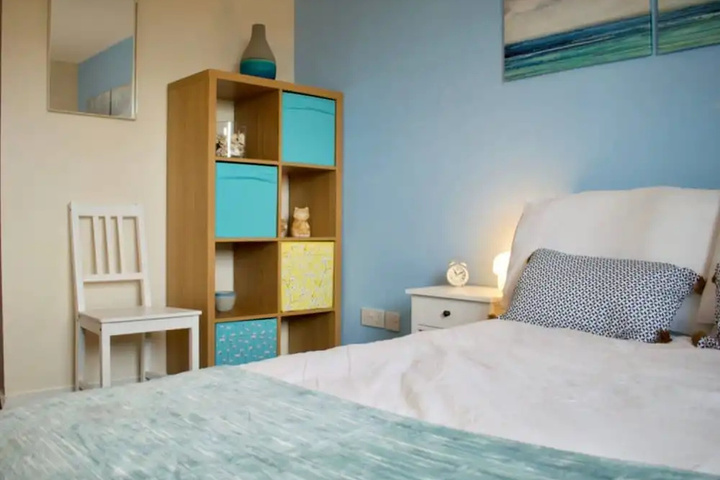 Colourful and Spacious 2 Bedroom Leith Home