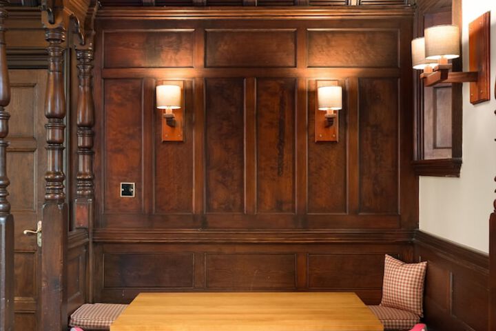 Lounge 104 of 124