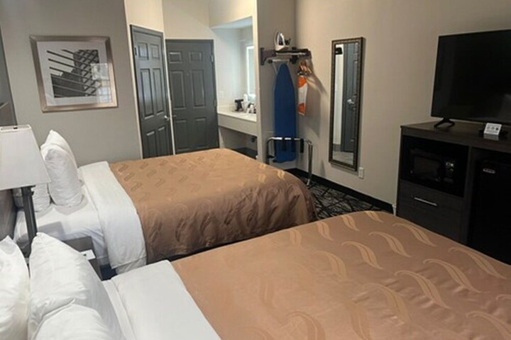 2 Double Beds (7 of 9)