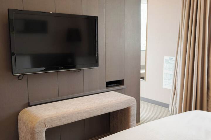 Room 52 of 83