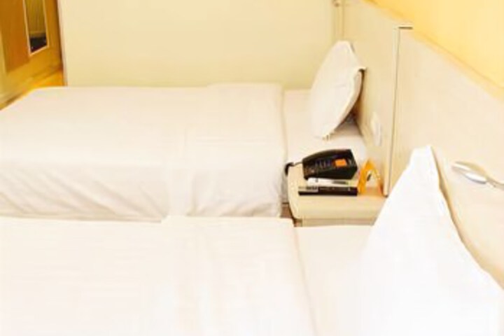 Room 4 of 8