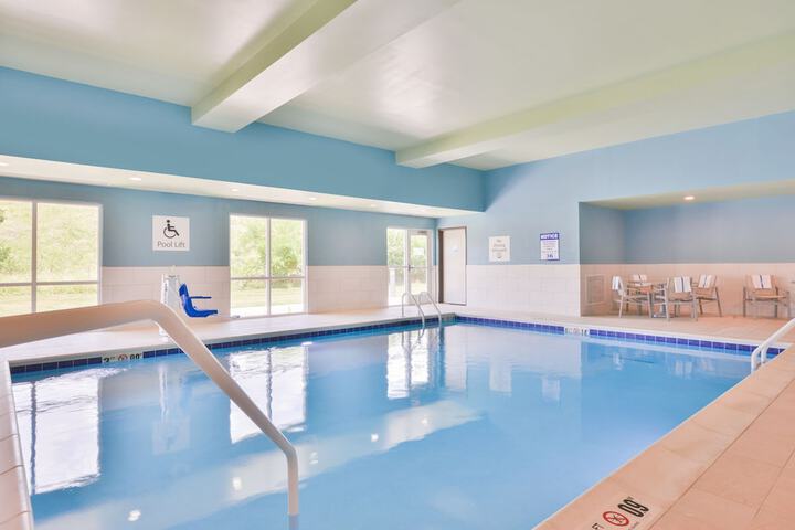 Photo of Holiday Inn Express & Suites Salem by IHG Pool