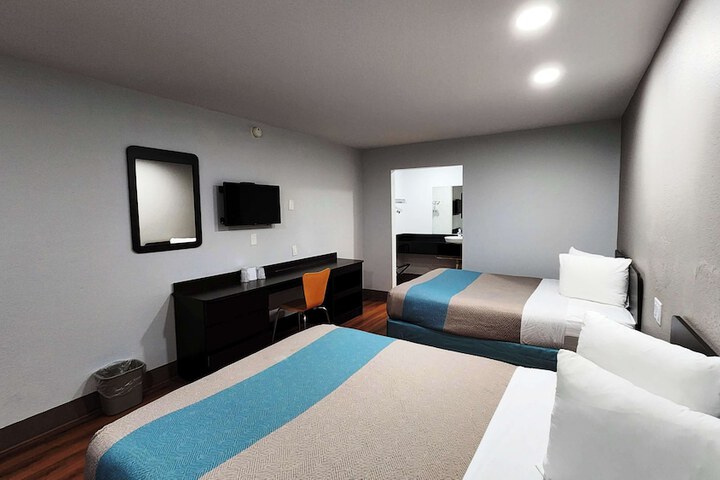 Room 4 of 36