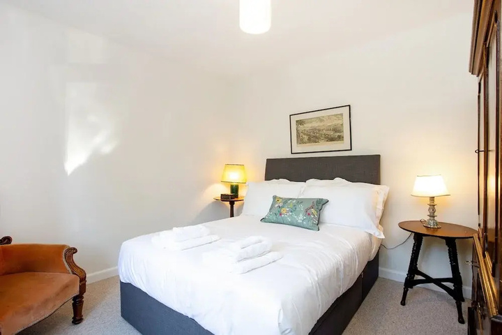 Room 2 of 10