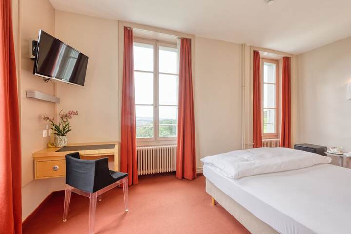 Room 6 of 18