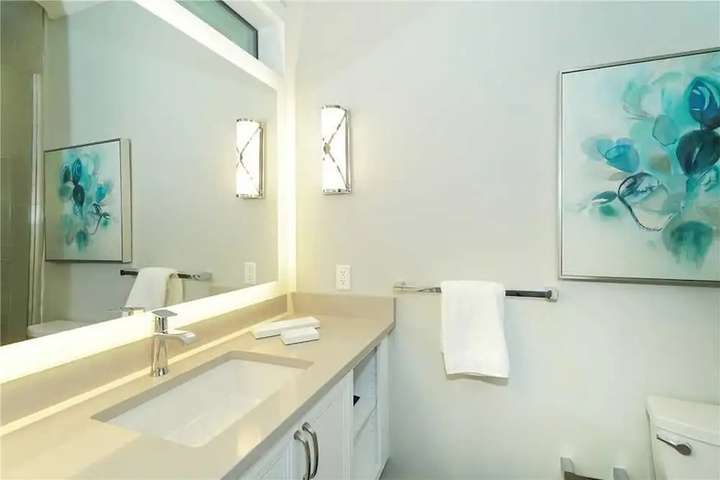 Room 6 of 13