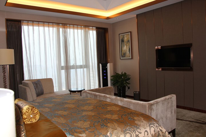 Room 7 of 77