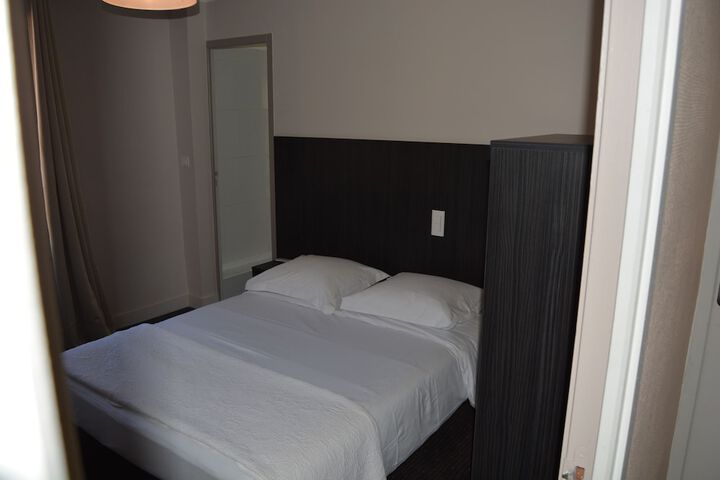 Room 9 of 18