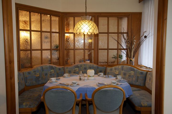 Dining 34 of 52