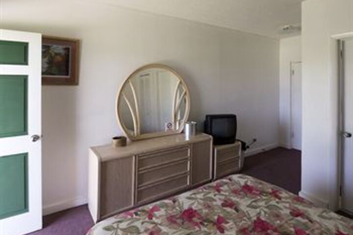 Room 5 of 9