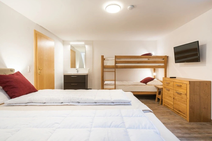 Room 6 of 14