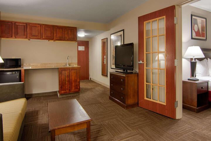 Accessible 1 King Accessible Bathtub Junior Suite Sofa Bed Microwave and Refrigerator Full Breakfast (7 of 14)