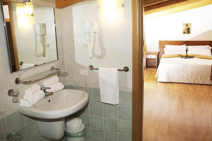 Room 12 of 32
