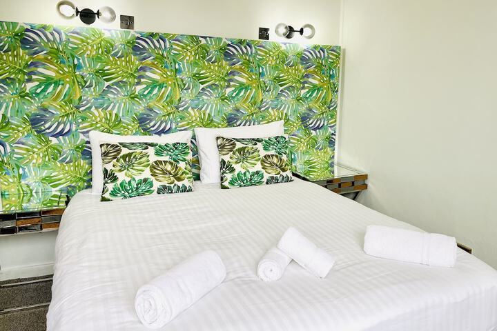 Room 9 of 33