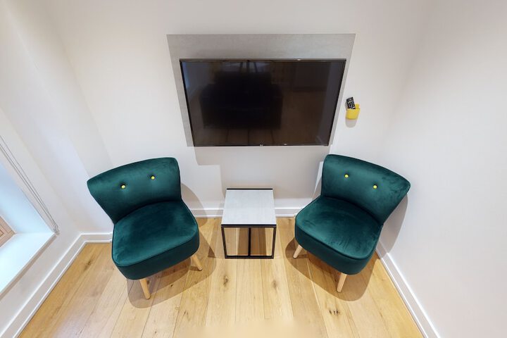 Room 221 of 296