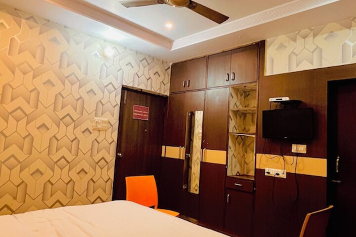 Room 3 of 10