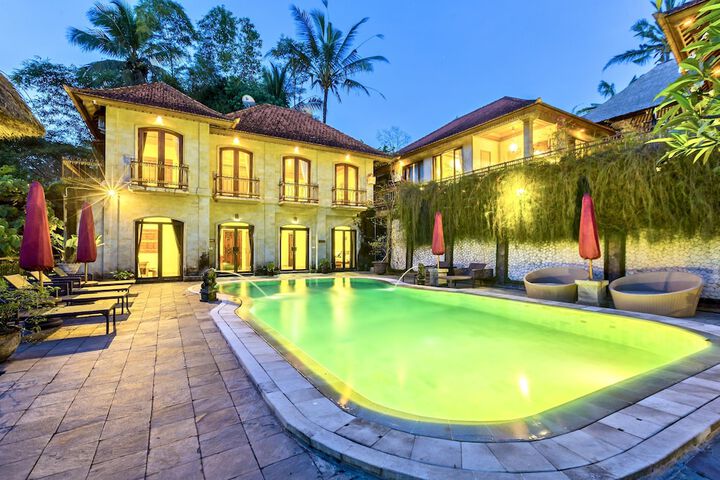 Hotel Pool