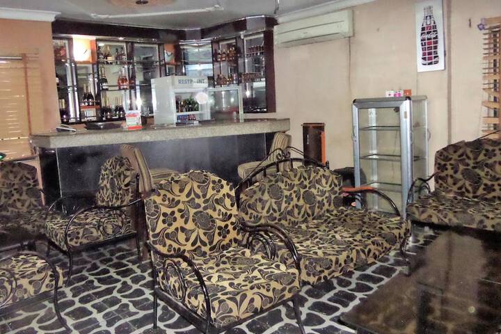Lounge 16 of 17