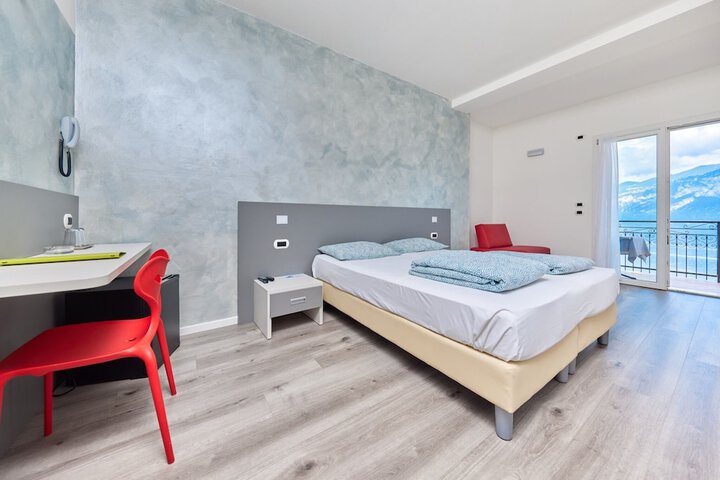 Room 6 of 38