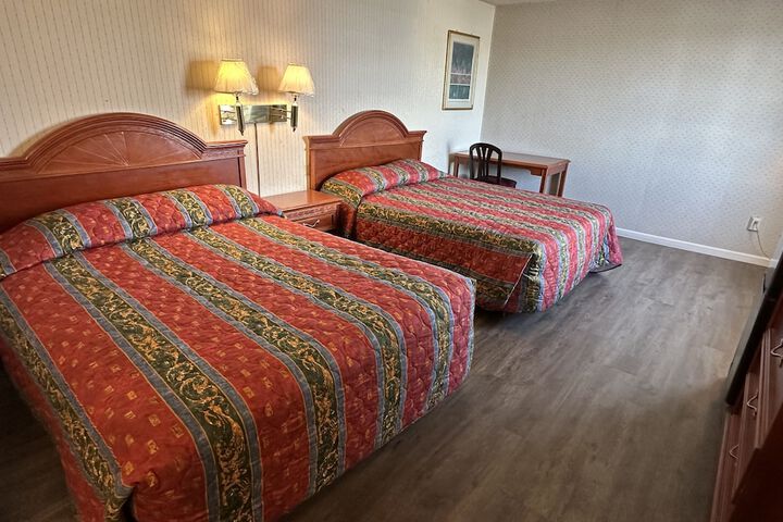 Family Room 2 Queen Beds (2 of 2)