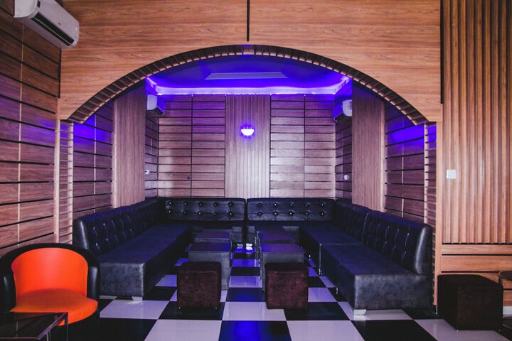 Lounge 33 of 37