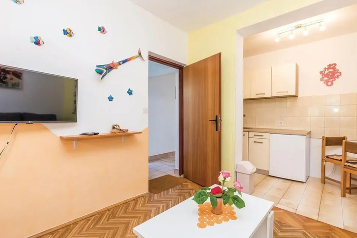 Room 5 of 18