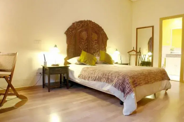 Room 4 of 9