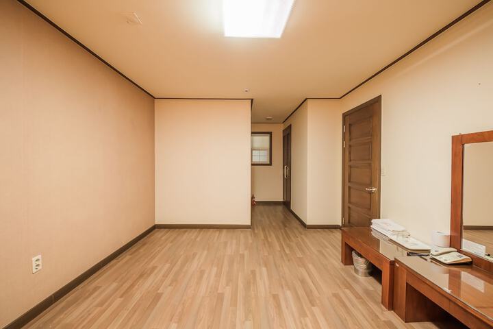 Room 11 of 40