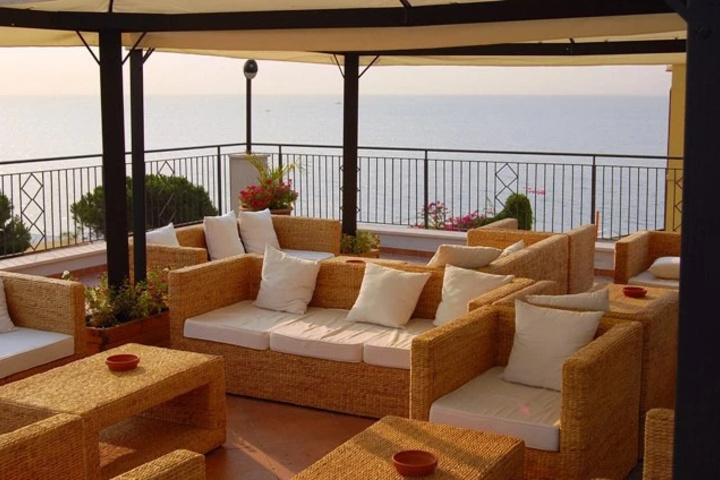 Apeiron Hotel