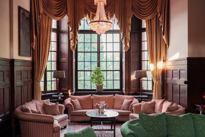 Lobby lounge