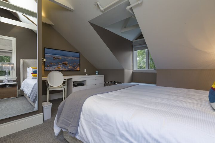 Room 10 of 42