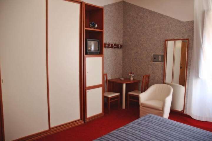 Room 6 of 23